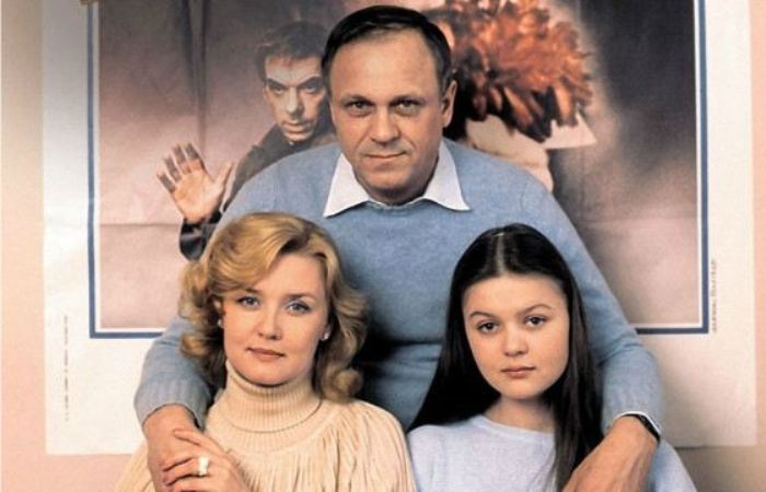 Юлия Меньшова с родителями | Фото: uznayvse.ru Юлии Меньшовой – 51: Чем завершились поиски счастья и самостоятельности известной телеведущей и актрисы