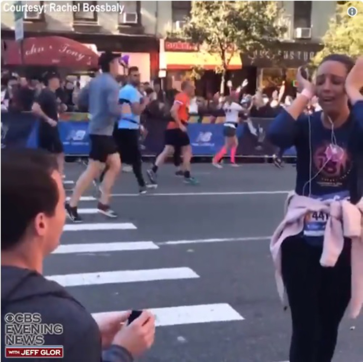 Парень сделал предложение девушке на марафоне и был проклят в соцсетях