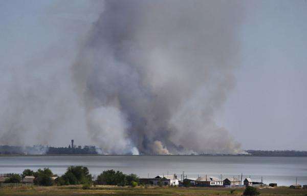 Дым поднимается после обстрела города Новоазовск, 26 августа 2014 года. 