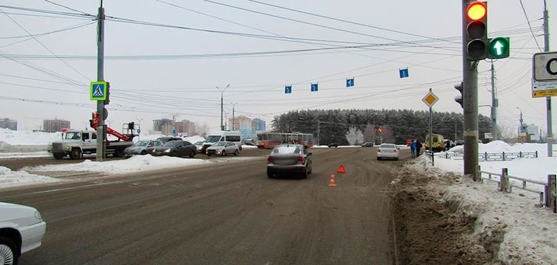 Авария дня. В Ижевске сбили перебегавшую дорогу девочку авария, авария дня, авто, авто авария, видео, дтп, пешеход, пешехода сбили