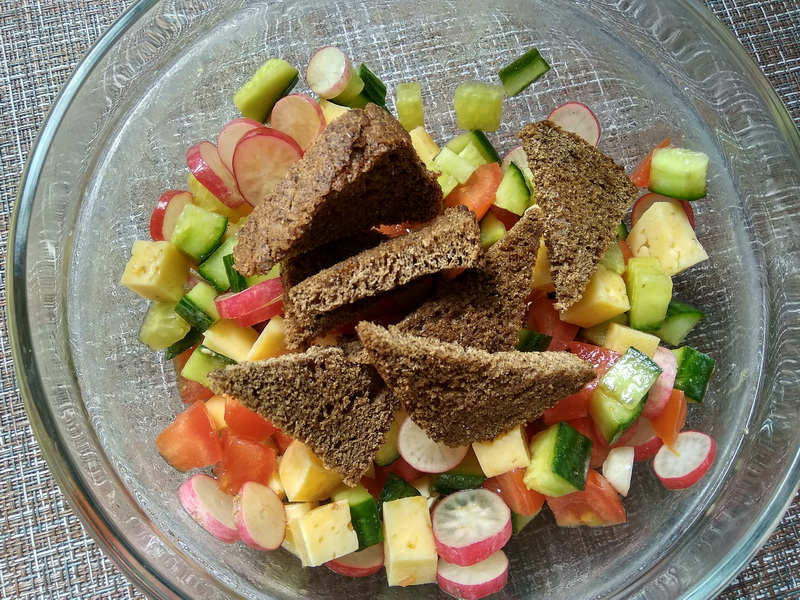 Салат «Бородинский редис» (Давно уже сама придумала салат с идеальным сочетанием: гренки + редис – очень вкусно)