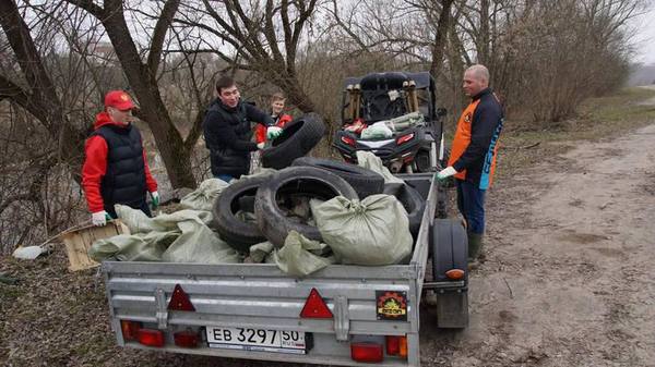 Волонтеры очистили от мусора берег под Красногорском