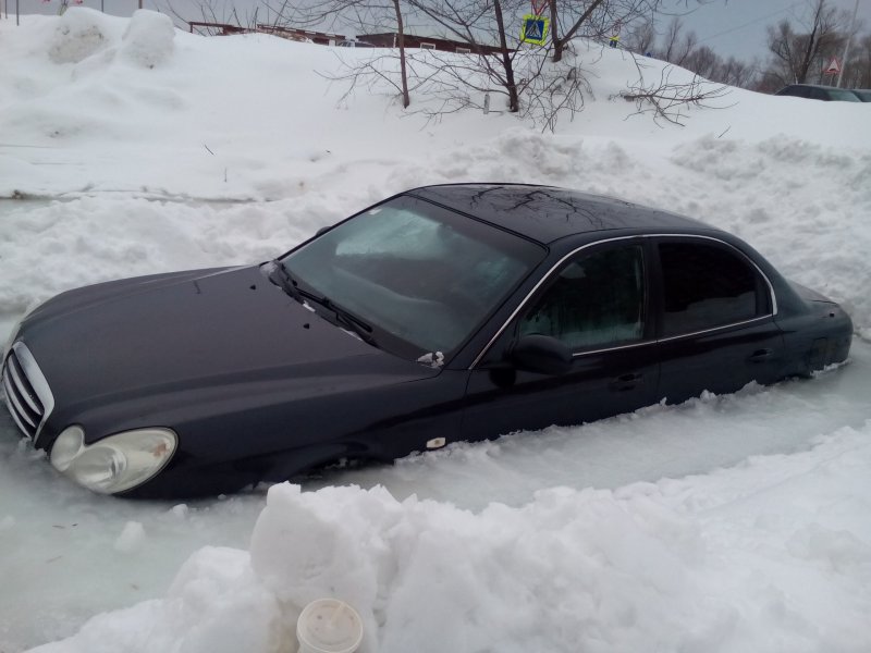 В Уфе иномарка вмерзла в лед вместе с дверями hyundai, зима, лед