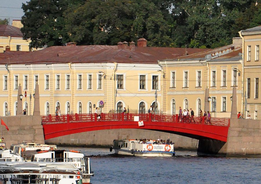 Красный питер. Красный мост в Санкт-Петербурге. Санкт-Петербург река мойка красный мост. Банковский красный мост в Санкт Петербурге. Красный мост в Петербурге Гороховая.