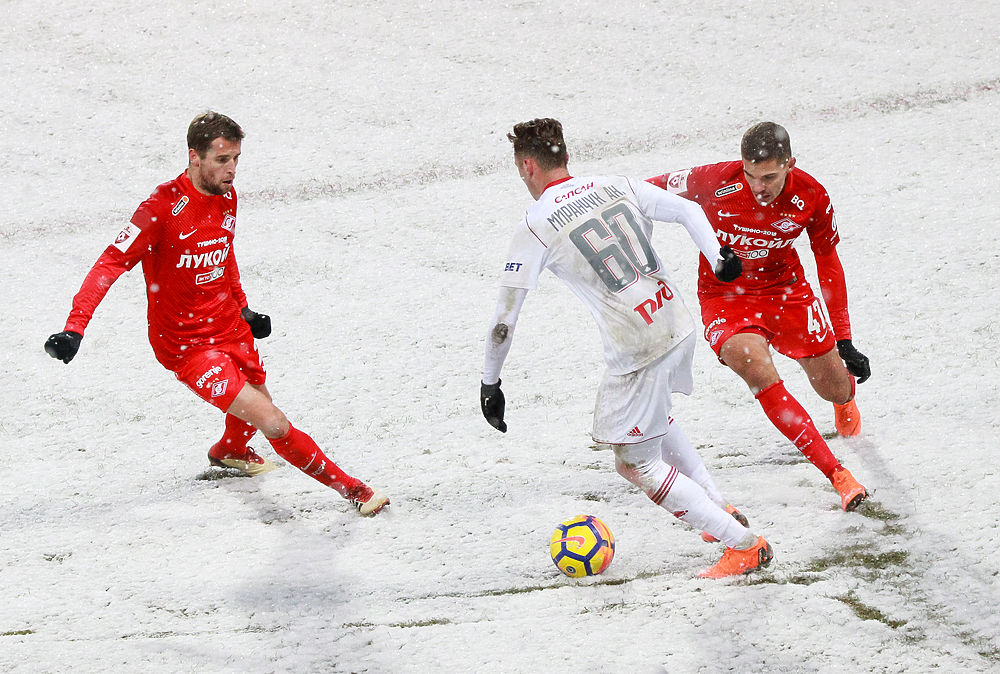 Rpl football. Зимний футбол. Футбол зимой. Футбольный матч на снегу. Футболисты зимой.