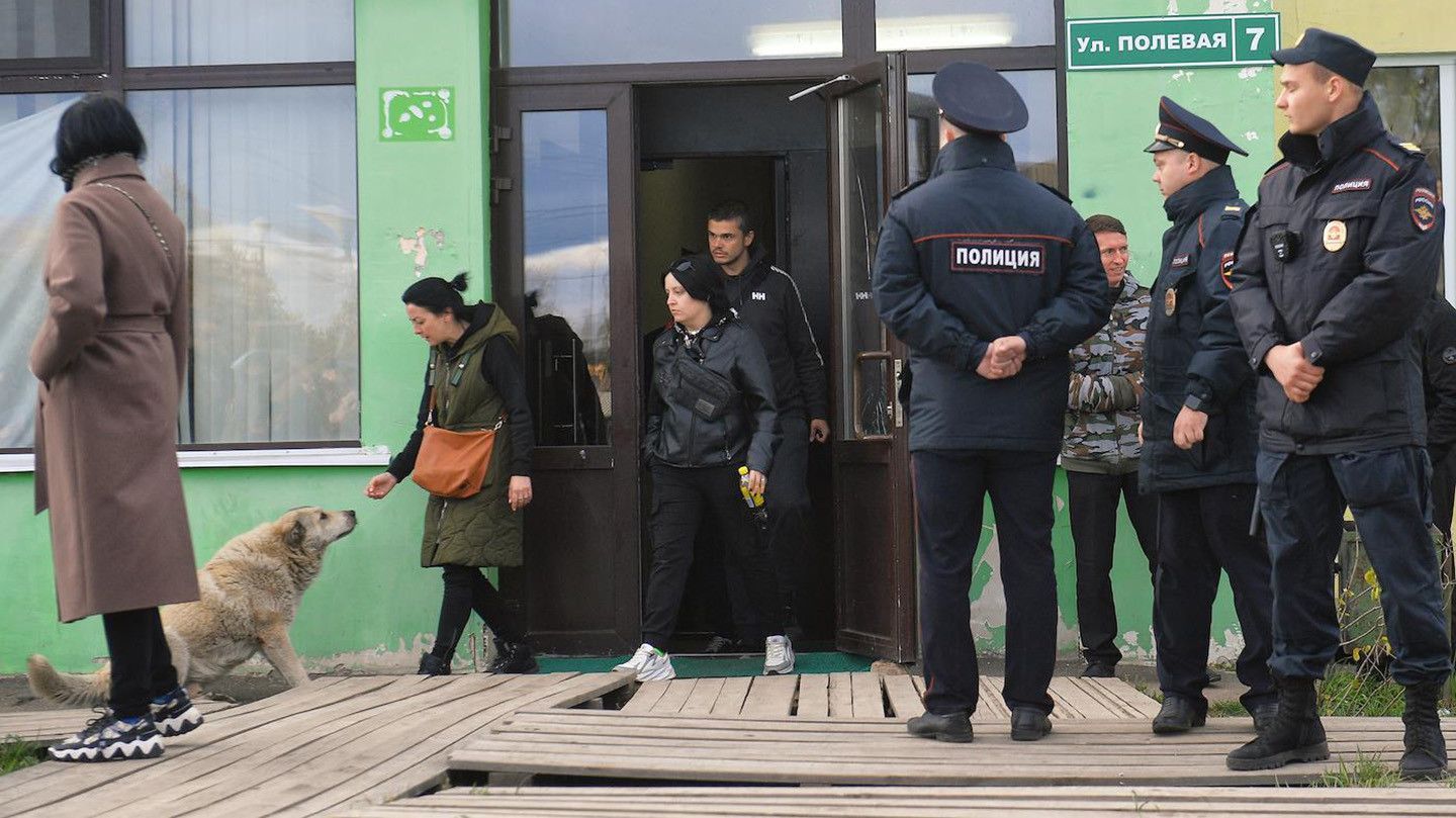 Депортация мигрантов из россии 2024 после теракта. Мигранты и полиция. Полицейский арестовали мигранты. Пос мигрантов.