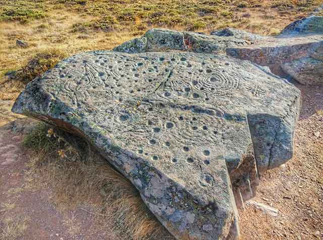 Тайные знаки на каменных плитах