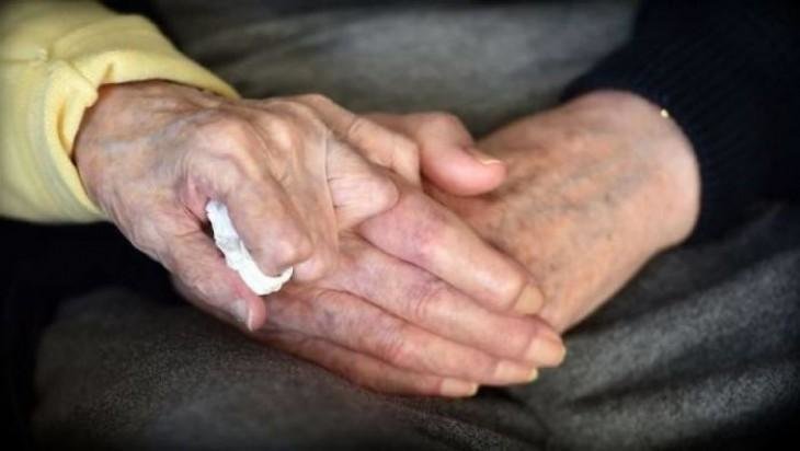 98-летняя мать перебралась в дом для престарелых, чтобы ухаживать за своим 80-летним сыном в мире, добро, забота, люди, маты, отношения, старость, сын