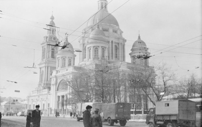 «Мы пробивались к церкви через кордон милиции»: священники о том, как они в первый раз оказались в храме