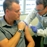 Можно ли делать прививку от ковида людям с нарушениями иммунитета?