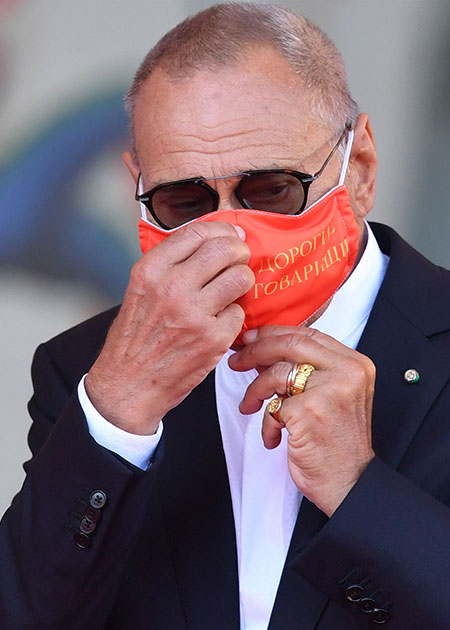 Андрей Кончаловский и Юлия Высоцкая с сыном Петром на премьере фильма "Дорогие товарищи!" в Венеции Андрей Кончаловский и Юлия Высоцкая с сыном Петром на премьере фильма "Дорогие товарищи!" в Венеции Звезды,Красная дорожка