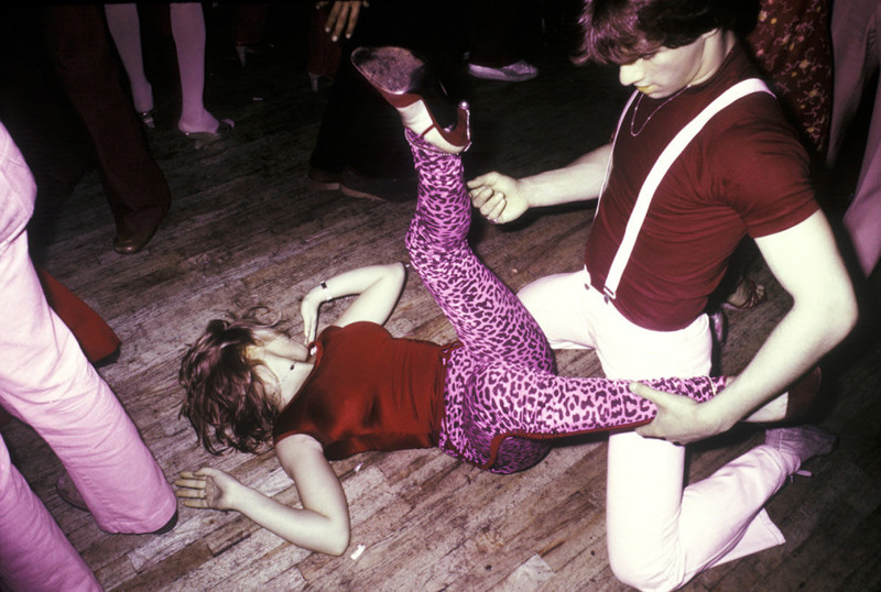 Пара изображает грязные танцы на танцполе клуба FunHouse в Нью-Йорке, 1978 год Веселые, люди, эпоха