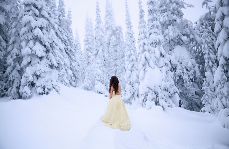 Девушки в зимнем лесу (47 фото)