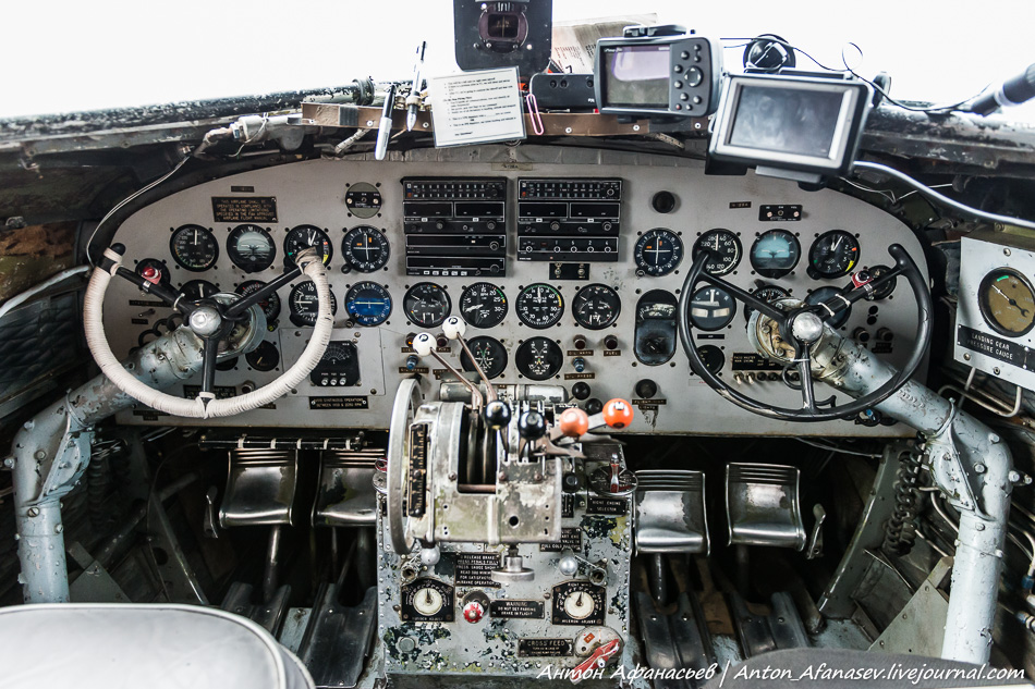 кабина пилотов Douglas DC-3