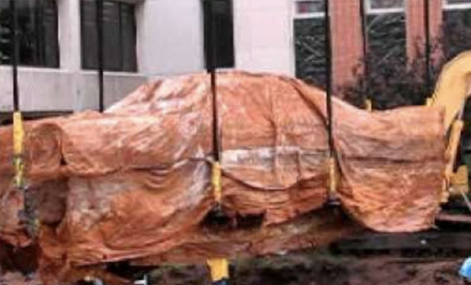 Из машины сделали капсулу времени и поставили под землей на 50 лет Из машины сделали капсулу времени и поставили под землей на 50 лет Культура