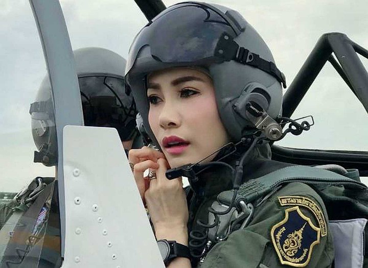 Официальная любовница и генерал авиации Таиланда Сининат Вонгваджирапакди. Фото: The Bureau of the Royal Household