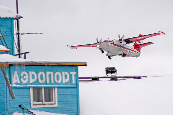 Самолёт Л-410 в аэропорту Соловки