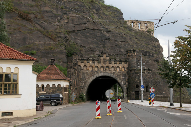7. Тоннель в скале, Прага железная дорога, интересно, непроходимые места, опасные дороги, тоннель, фото