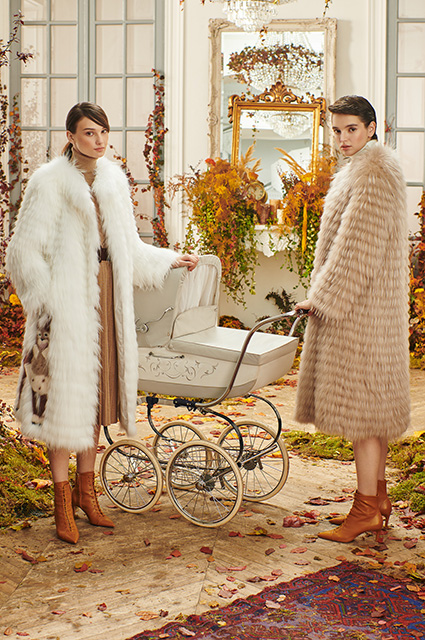 Баухаус, power dressing от Зендаи и гардероб путешественниц: смотрим новые осенние лукбуки Лукбук