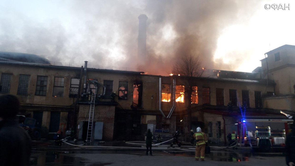 Пожар в красном селе. Пожар на текстильном предприятии. Пожар на заводе Арсенал в СПБ. Пожар красная нить. Пожар на арсенале в СПБ сегодня.