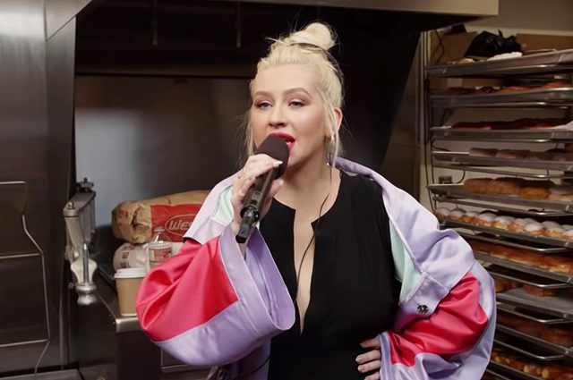 Кристина Агилера разыграла покупателей пончиков в кофейне Кристина Агилера разыграла покупателей пончиков в кофейне новости