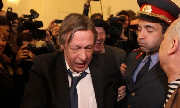 4. Пьяного Михаила Ефремова увели из фойе театра видео, знаменитости дебоширят, позорище, пьяные звезды, фото