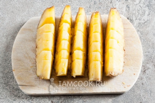 Порезать дольки ананаса поперек