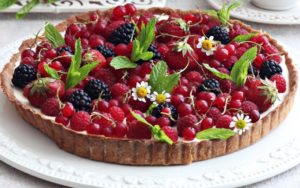 Песочный пирог с ягодами и сливками