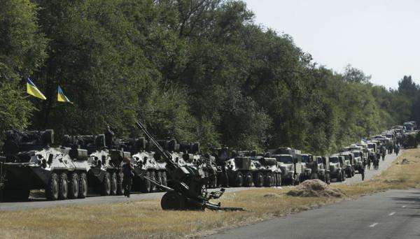 Украинские военные запарковали машины на обочине, ожидая приказа двигаться на Мариуполь, 27 августа 2014 года. 