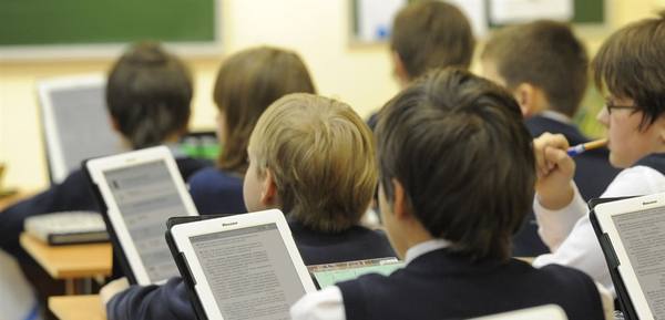 112 школ Крыма полностью отказались от бумажных журналов