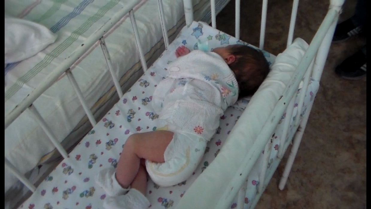 Рождение 8 декабря. Новорожденные дети в больнице. Новорожденный ребенок в больнице. Новорожденные девочки в больнице. Маленькие дети в больнице Новорожденные.