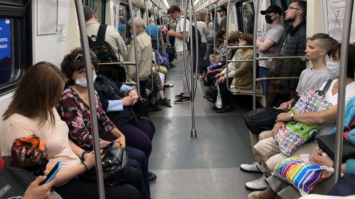 Люди в вагоне метро