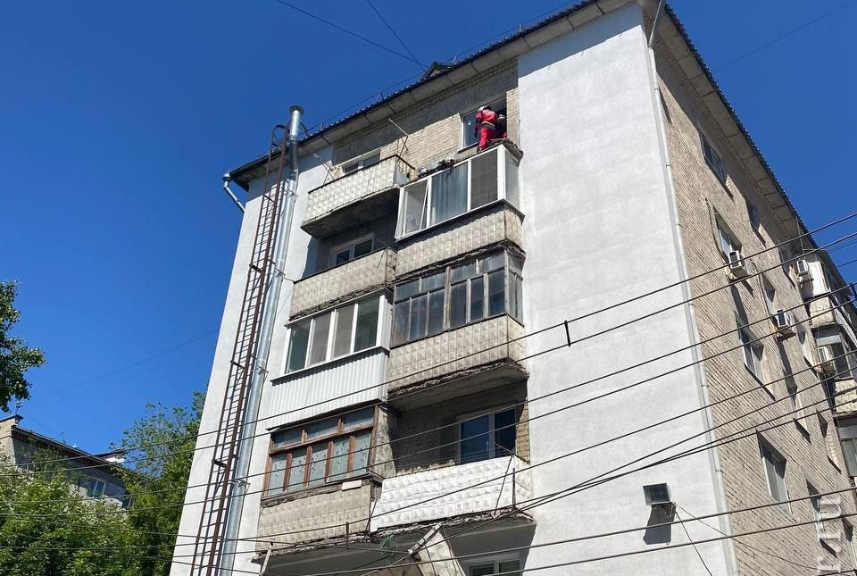 В Саратове на 6 этаже дома обрушился балкон и чуть не убил людей