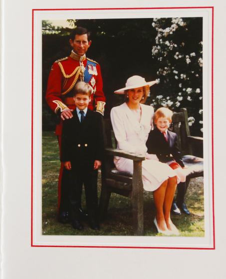 Как семья монархов Великобритании поздравляет с Рождеством