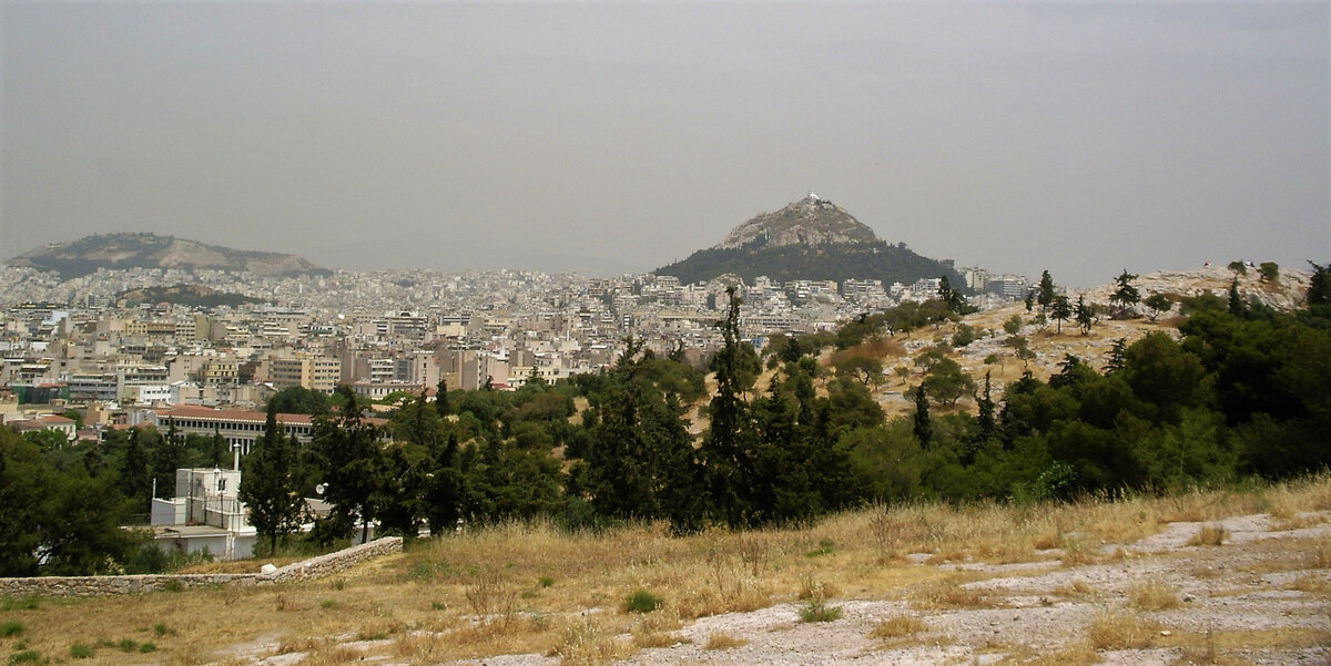 Вид на современные Афины с исторического холма Пникс