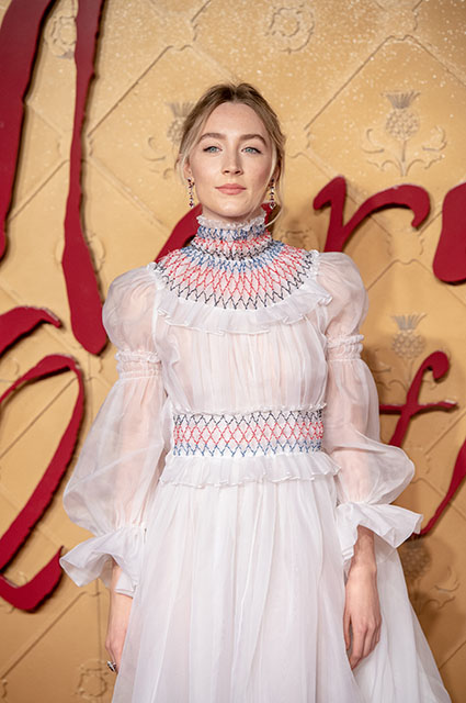 Голливудский гламур и скромное обаяние: Марго Робби и Сирша Ронан на премьере фильма 