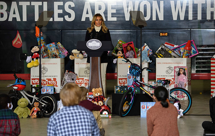 Почти в роли Санты: Мелания Трамп раздала игрушки детям из малообеспеченных семей Почти в роли Санты: Мелания Трамп раздала игрушки детям из малообеспеченных семей Стиль жизни,Благотворительность