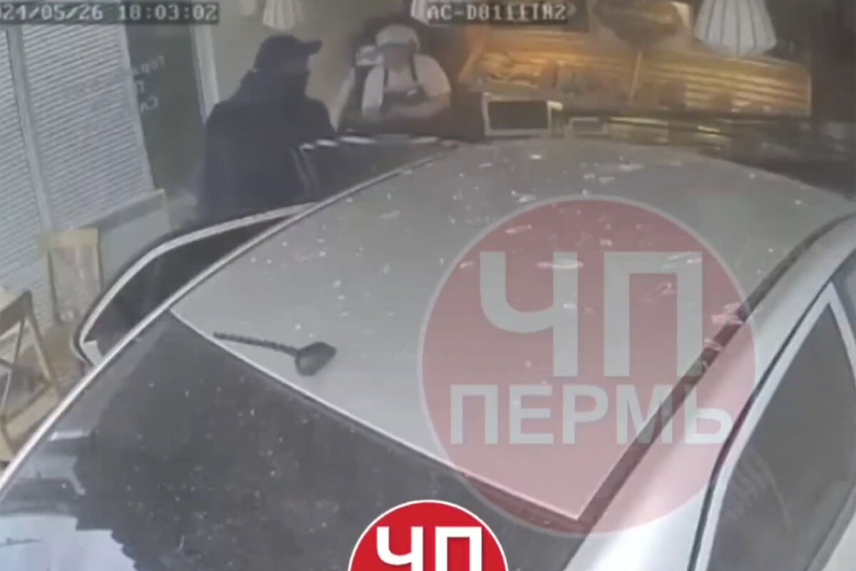 В Перми водитель протаранил пекарню и попал на видео