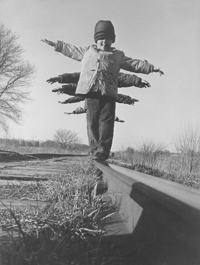 46. Дети балансируют на рельсе, Южная Дакота, 1959 год  детство, прошлое, фотография