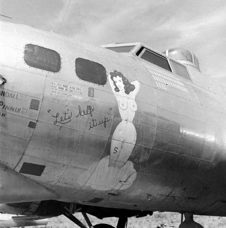 ​B-17 Flying Fortress «Let's Keep It Up» на аэродроме Кингмен. airplanesofthepast.com - Цифры Warspot: 5500 самолётов  | Warspot.ru