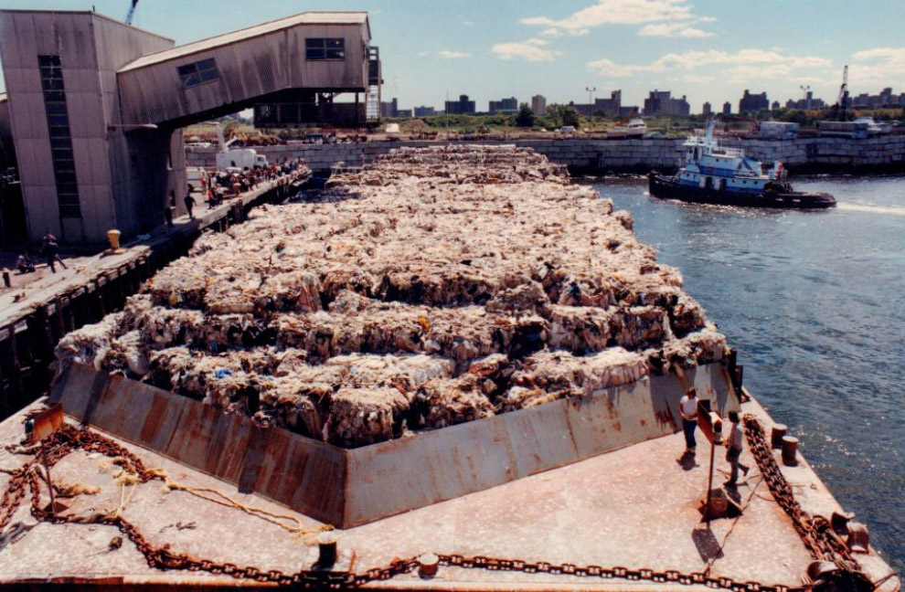 Garbage ship. Картинка перевозка по воде. Garbage ship. Garbage ship. Мусорная баржа.