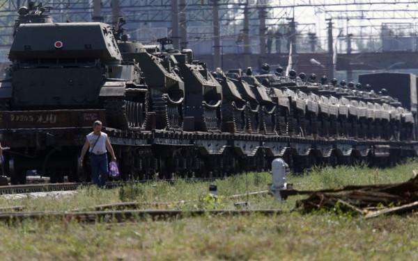 Эшелон с самоходными артиллерийскими установками на вокзале в Каменск-Шахтинском, Ростовской области, недалеко от границы с Украиной, 23 августа 2014 года. 