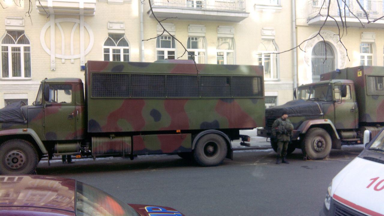 Порошенко стягивает в центр Киева военную технику и боевиков, боясь радикалов
