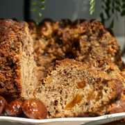 Кекс с бананом, шоколадом, изюмом и финиками