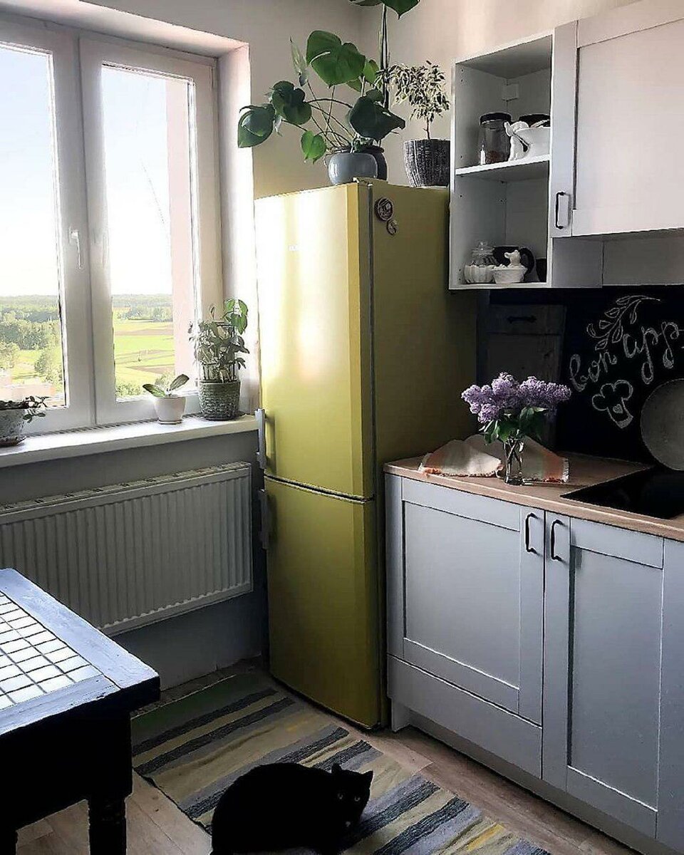 Семья сделала необычный ремонт кухни – обои с кактусами, стол с мозаикой и желтый «глазастый» холодильник идеи для дома,интерьер и дизайн,кухня,ремонт