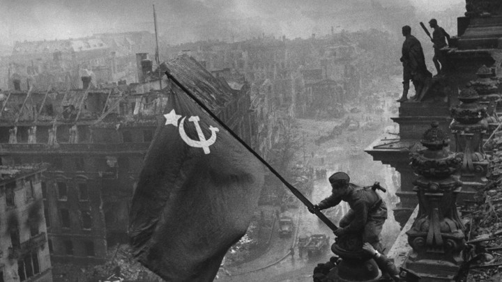 Знамя Победы: Европа мстит России за освобождение