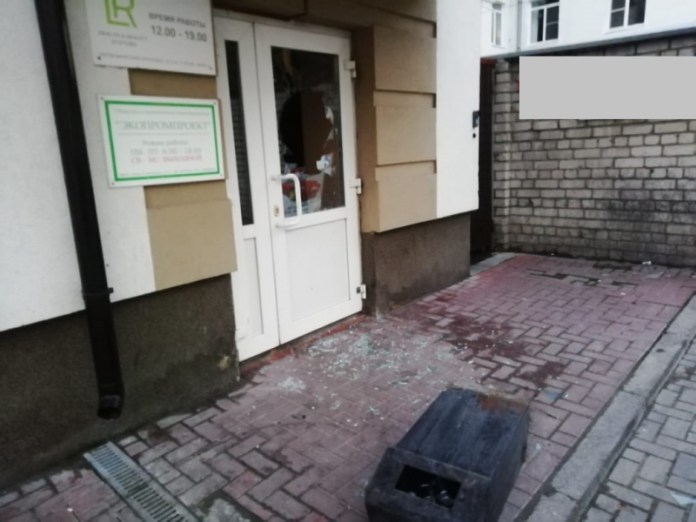 Пьяный рязанец разбил окна офиса и повредил автомобиль ночью на Первомайском проспекте