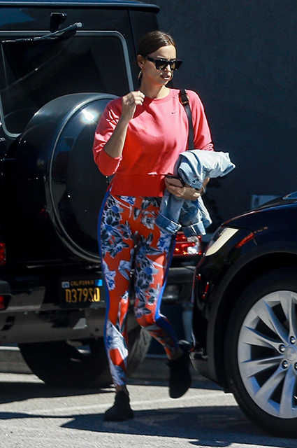 Ирину Шейк засняли около спортзала в Лос-Анджелесе Ирину Шейк засняли около спортзала в Лос-Анджелесе Звездный стиль