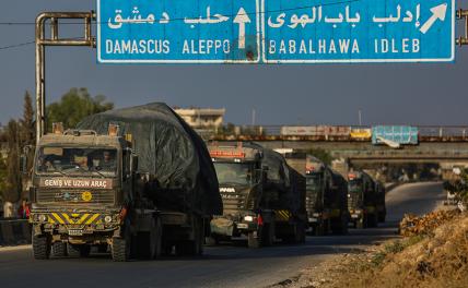 На фото:  dоенные машины турецких войск едут по автомагистрали M4, недалеко от города Арихах, после того, как они начали отход со своего крупнейшего наблюдательного пункта в Сирии, расположенного в городе Морек. 20 октября 2020 года