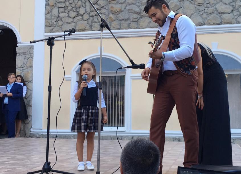 Вы будете ошарашены, услышав как поёт эта шестилетняя девочка. Невозможно сдержать восторг!